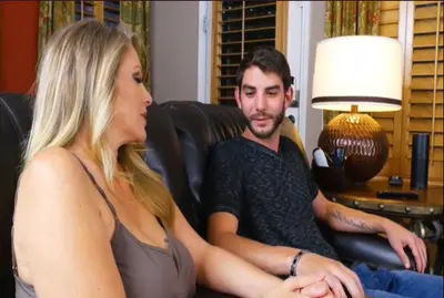 Stepmom Julia Ann Xxx หนุ่มรุ่นลูกอยากลองของรุ่นแม่ จัดให้เสียวๆ ขอแตกใส๋ปากนะ เด็ดสุด                หนุ่มรุ่นลูกอยากลองของรุ่นแม่ จัดให้เสียวๆ